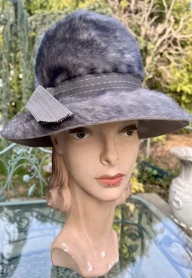 SOMBRERO DE PIEL SINTÉTICA GRIS SCHIAPARELLI VINTAGE AÑOS 60 Foto 1 de 4