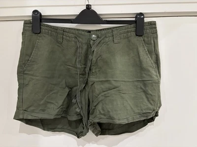 Woman’s Gap Green Crop Shorts Size 8 - Image 1 of 3