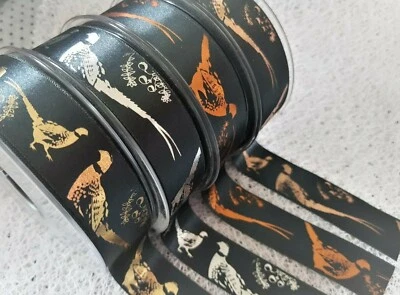 Berisfords FASANE - 4 Farbtöne Foliendruck auf schwarzem Satinband - 25 mm