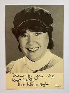 NERYS HUGHES ( The Liver Birds ) Genuine Handsigned Photograph 6 x 4 - Picture 1 of 3
