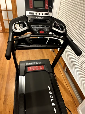 Sole Fitness F63 折叠跑步机 - 黑色。 状况完好。 — 第 1/3 张图片