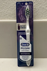 Oral-B Pulsar Spazzolino da Denti a Setole Morbide Sbiancante a Batteria, Viola - Foto 1 di 3