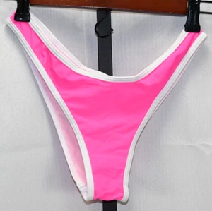 Bikni rosa caldo con accento bianco fondo nuovo senza etichette taglia S 82% poliammide 12% elastan - Foto 1 di 3