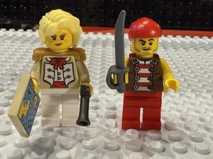 LEGO PIRATES Camilla & Bo’Sun From LEGO Set 21358 Minifigure Vending Machine - Picture 1 of 2