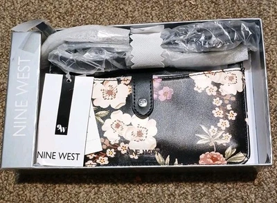 NUEVO CON ETIQUETAS 9 West Jollie Slg Bandolera Bolso Negro Floral Foto 1 de 4