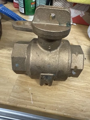 Válvula de bola de caja de medidor Ford de 1-1/2" conexión FIP rojo latón sin plomo B11-666W-NL Foto 1 de 3