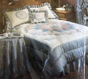 5 piece vintage Quilted Full Size Bed Spread 80x90 Bedskirt 2 Shams & Pillow