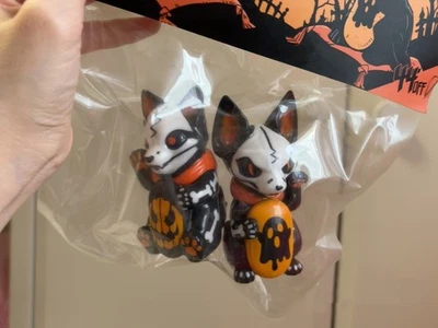 Figura Vinilo MTTOYS Mountain Toys HALLOWEEN Fortune Car&Dog Blanco Negro H8CM/3 pulgadas Foto 1 de 2