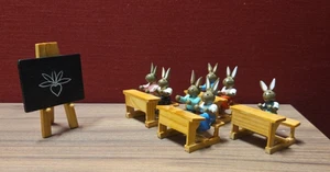 Erzgebirge ESCO Hasenschule Tafel 4 Schulbänke 7 Hasen handbemalt #469 - Bild 1 von 3