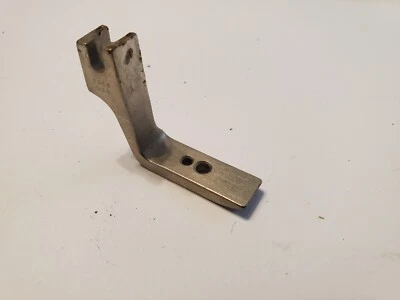 Máquina de coser comercial BISAGRAS CAÑA ALTA CORDÓN RIBETE RIBETE CREMALLERA PIE Foto 1 de 4