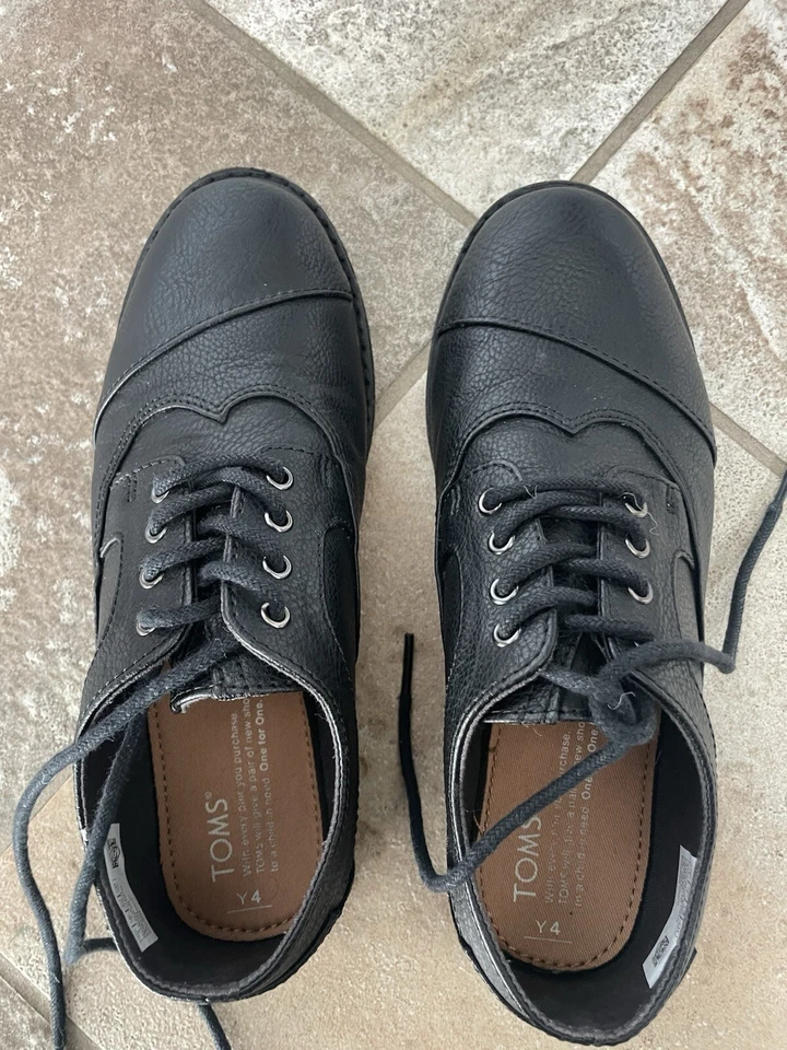 Zapatos de vestir Tom’s para niños talla 4Y Foto 1 de 4