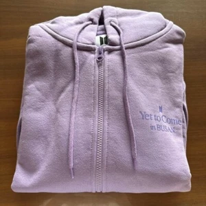 Sudadera con Capucha Oficial BTS Yet To Come In Busan Cremallera Talla S Lavanda Púrpura Sin PC - Imagen 1 de 3