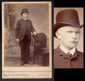 ALBINO DAPPER MAN con SOMBRERO DE COPA BIGOTE BLANCO ~ GAY 1800S GABINETE FOTO MANISTEE MI - Imagen 1 de 2