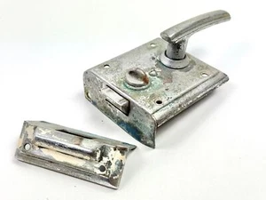 Set maniglia porta serratura cerchio Yale anni 70 - patina vintage - esposizione oggetti di scena arte fai da te - Foto 1 di 20