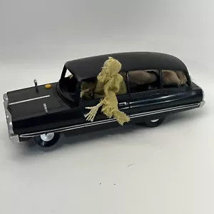 GEMMY ANIMADO LOWRIDER CAR☆QUEEN《OTHER MORDE EL POLVO》☆HALLOWEEN - Imagen 1 de 11