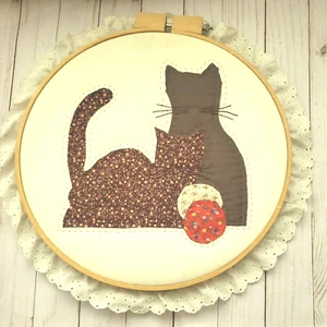 Vintage Quilted Country Cats Applique Wall Hanging Wooden Embroidery Hoop - Picture 1 of 4