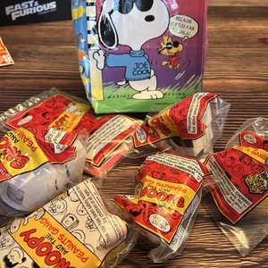 Lotto 6 giocattoli e borsa nuovi Snoopy e The Peanuts Gang Wendy’s nuovi sigillati - Foto 1 di 10