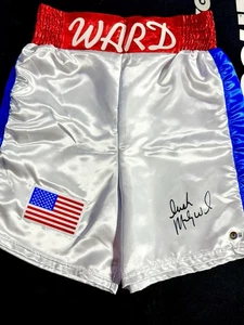 Irish Micky Ward The Fighter Signed Trunks with Flag Beckett Certified - Picture 1 of 1