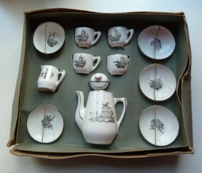 Ancienne dinette service à café porcelaine blanche décor moulin maison de poupée - Photo 1/4