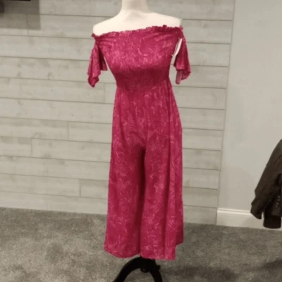 Mono rosa exuberante fuera del hombro. Talla M. Nuevo con etiquetas Foto 1 de 4