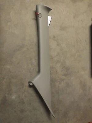 Chrysler Town & Country LH 2005-2007 moldura de pilar izquierdo gris claro OEM Foto 1 de 4