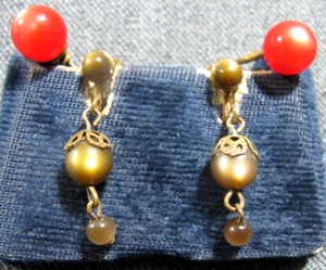 Vintage rot + bräunlich baumeln Moonglow Lucite Perlen goldfarben Schraub Ohrringe - Bild 1 von 7