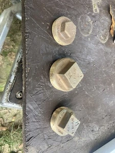 Gruppe von 3 strapazierfähigen Messinggewinde Reinigungsstecker, erhöhter Kopf. "2"" (2)1 1/2""" - Bild 1 von 5