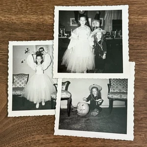 3 Fotografie Vintage HALLOWEEN Sorelle Ballerina e Cowgirl Jack-O-Lantern Decorazione - Foto 1 di 7