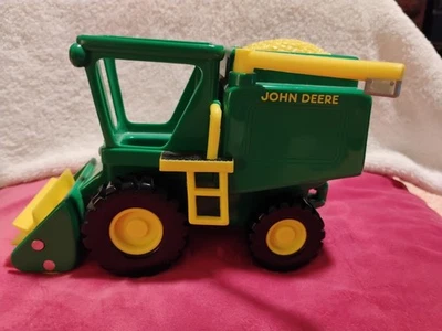 Brinquedo plástico John Deere RC2 trator colheitadeira 2010 5x7 - Imagem 1 de 4