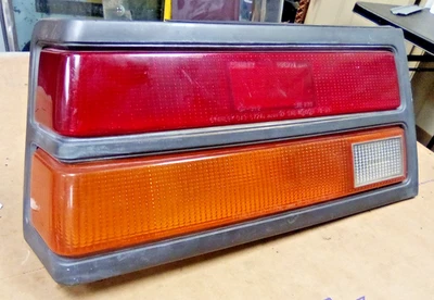 Luz trasera lateral del conductor Plymouth Sapporo 1983 LOC-205DG Foto 1 de 4