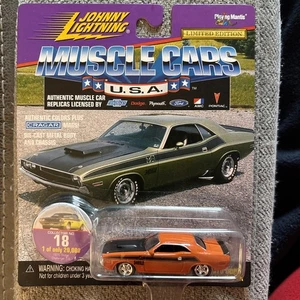 Johnny Lightning MUSCLE CARS USA 1970 DODGE CHALLENGER T/A ORANGE - Picture 1 of 3