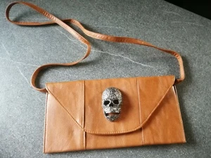 Handtasche mit 1 Schulterriemen, cognacfarben, mit großem Totenkopf, Kunstleder - Bild 1 von 5