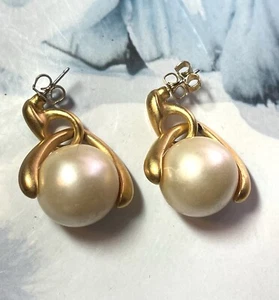 Precioso pendiente perforado colgante tono dorado cepillado con perla sintética grande - Imagen 1 de 4