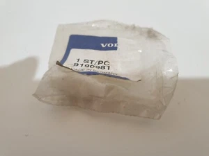 GENUINE VOLVO S60 V70 XC70 ROOF WINDSCREEN TRIM CLIP X1 9190981 - Picture 1 of 3