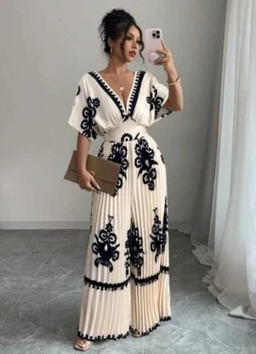 Shein XL 14 Mono Crema Negro Pierna Ancha Fruncido Elástico Cuello en V Floral Plisado Foto 1 de 4