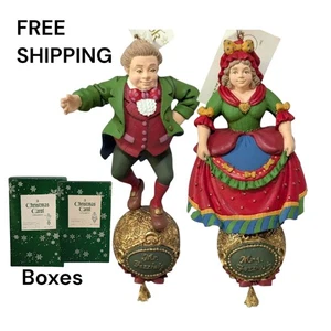 DEPT 56 Mr & MRS FEZZIWIG A CHRISTMAS CAROL STORYBOOK ORNAMENT 13482 13481 & Box - Bild 1 von 24