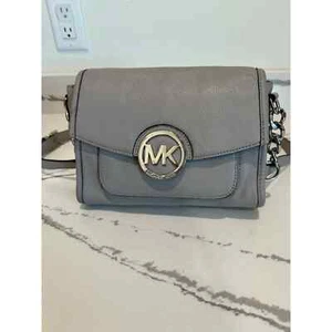 Bandolera Michael Kors de cuero gris con cadena de herrajes en tono plateado - Imagen 1 de 10