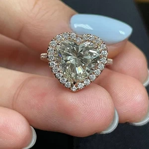 Anillo de compromiso con halo de diamantes cultivados en laboratorio G/VS1 corte corazón de 3,20 quilates de oro amarillo de 14 k - Imagen 1 de 4