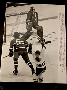 1973 KEN DRYDEN NHL HOCKEY STANLEY CUP FINALS PHOTO DENNIS HULL CHICAGO STADIUM - Picture 1 of 6