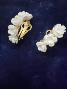 Earrings 1950s 60s White Celluloid Hoop Rose Earrings Clip On - Picture 1 of 3