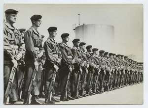 Caserne militaires alignés - photo ancienne an. 1960 - Imagen 1 de 1