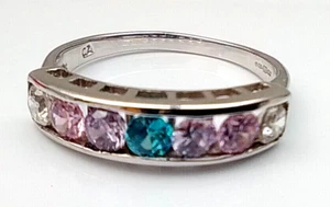 Anillo eterno de oro blanco de 9 quilates con 4 circonias cúbicas blancas, 2 rosas y 1 azul talla O - Imagen 1 de 8