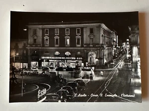 CARTOLINA ABRUZZO L'AQUILA CORSO VITTORIO EMANUELE NOTTURNO IN B/N NON VIAGGIATA - Bild 1 von 2