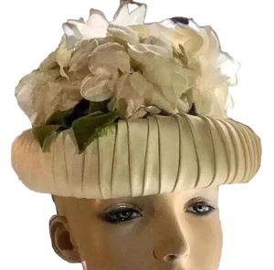 Ladies 1940-1960 Vintage Wedding Hat Candlelight Beige Satin Velvet Flowers - Picture 1 of 3