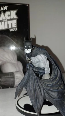 Estátua DC Direct Batman preto e branco David Finch - Imagem 1 de 4