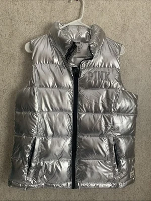 Chaleco acolchado metálico plateado Pink by Victoria Secret mediano usado en excelente estado Foto 1 de 4