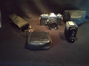 YASHICA TL 35MM SLR CAMERA WITH VIVATAR FLASH - Picture 1 of 13