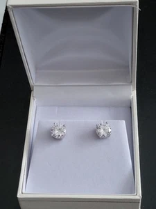 One Pair Of Diamond Earrings - Picture 1 of 8