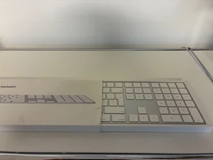 Apple Magic Keyboard – Weiß, US English (QWERTY) mit Ziffernblock - Bild 1 von 2