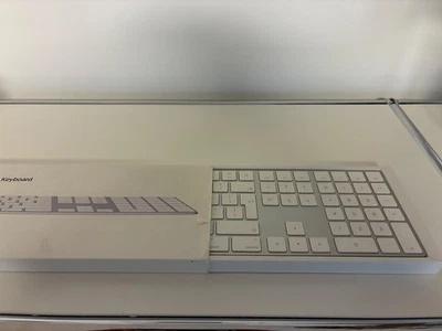 Apple Magic Keyboard – Weiß, US English (QWERTY) mit Ziffernblock - Bild 1 von 2